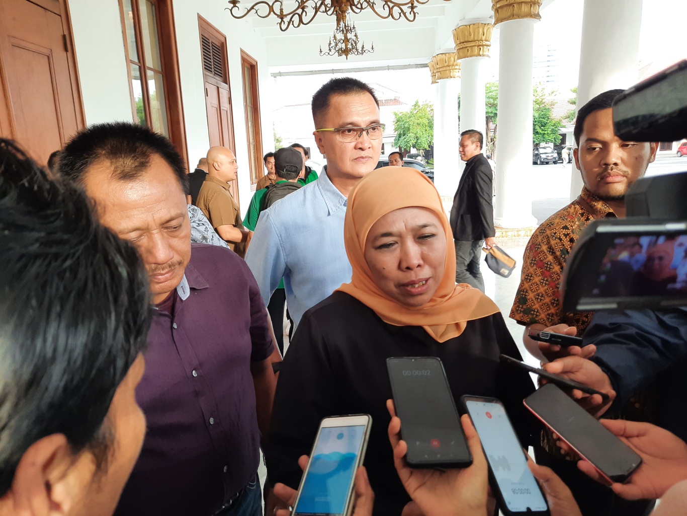 Gubernur Jawa Timur Khofifah Indar Parawansa saat berbincang dengan awak media. (Foto: Alief/ngopibareng.id)