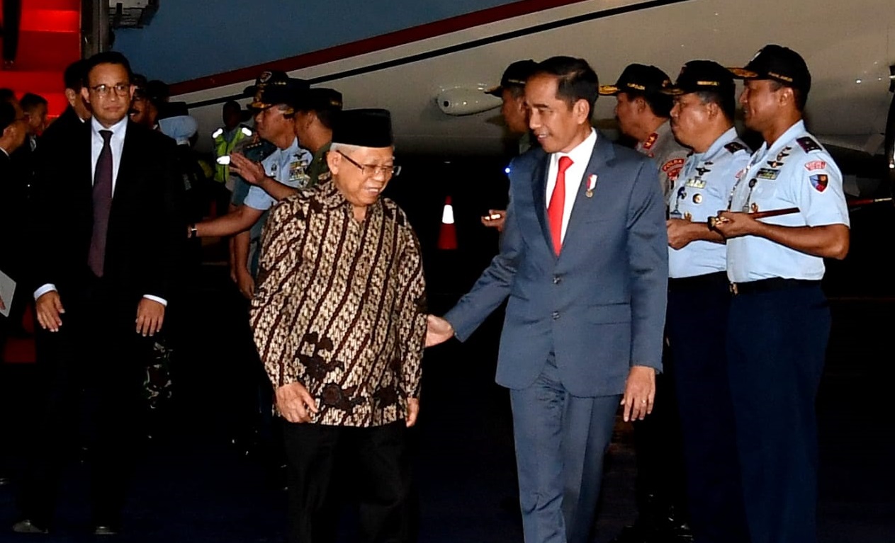 Presiden Joko Widodo tiba di Pangkalan TNI AU Halim Perdana Kusuma Jakarta Timur, setelah kunjungan kenegaraan di Australia. Di Halim Jokowi  disambut Wapres KH Ma'ruf Amin. (Foto: BPMI Setpres)