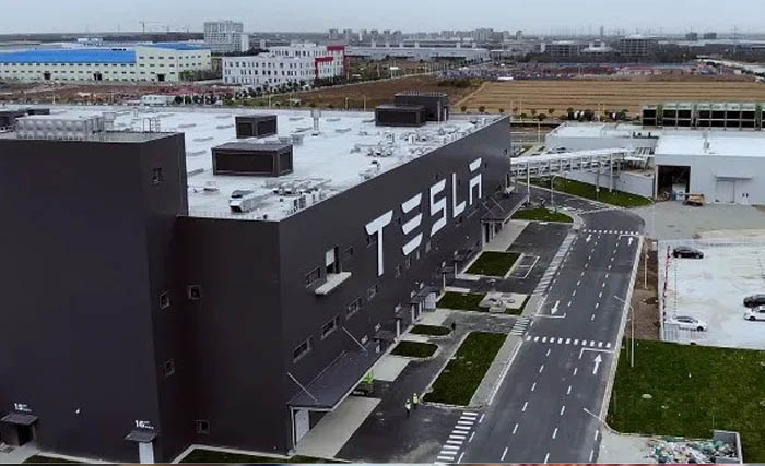 Tidak ada kegiatan di pabrik Tesla, produsen kendaraan listrik asal  Amerika Serikat di Shanghai, China. (Foto:Reuters)  