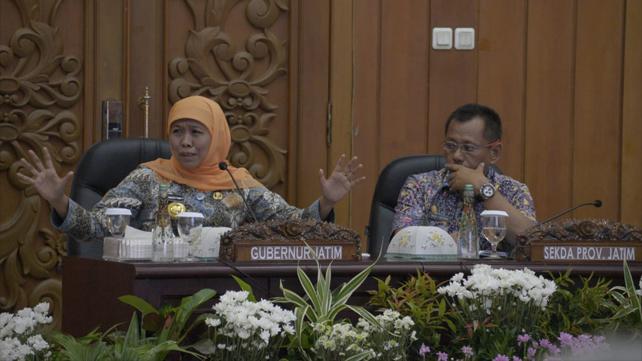Gubernur Jawa Timur Khofifah Indar Parawansa bersama Sekretaris Daerah Jawa Timur Heru Tjahjono. (Foto: Humas/Jatim)