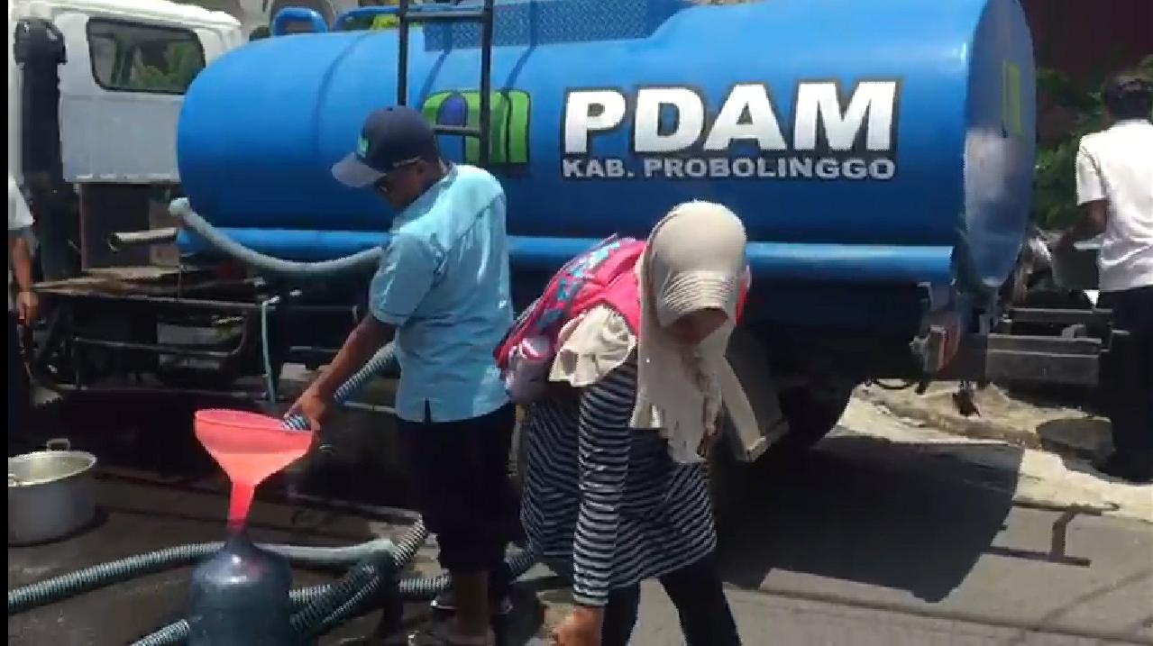 Truk-truk tangki dikerahkan untuk memberi pasokan air bersih. (Foto: Ikhsan/ngopibareng.id)
