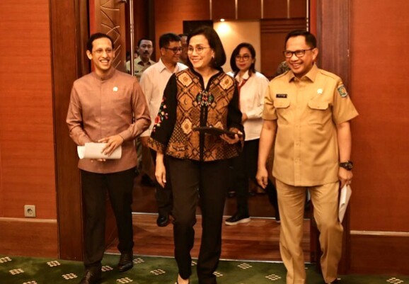 Dari kanan ke kiri: Mendagri Tito Karnavian, Menkeu Sri Mulyani dan Mendikbud Nadiem Makarim usai rapat koordinasi di Kemenkeu, Jakarta. (Foto: Asmanu/ngopibareng.id)