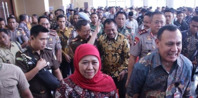 Gubernur Jawa Timur, Khofifah Indar Parawansa. Program pendidikannya mampu meningkatkan pertumbuhan ekonomi Jawa Tomur. (Foto:ngopibareng.id)