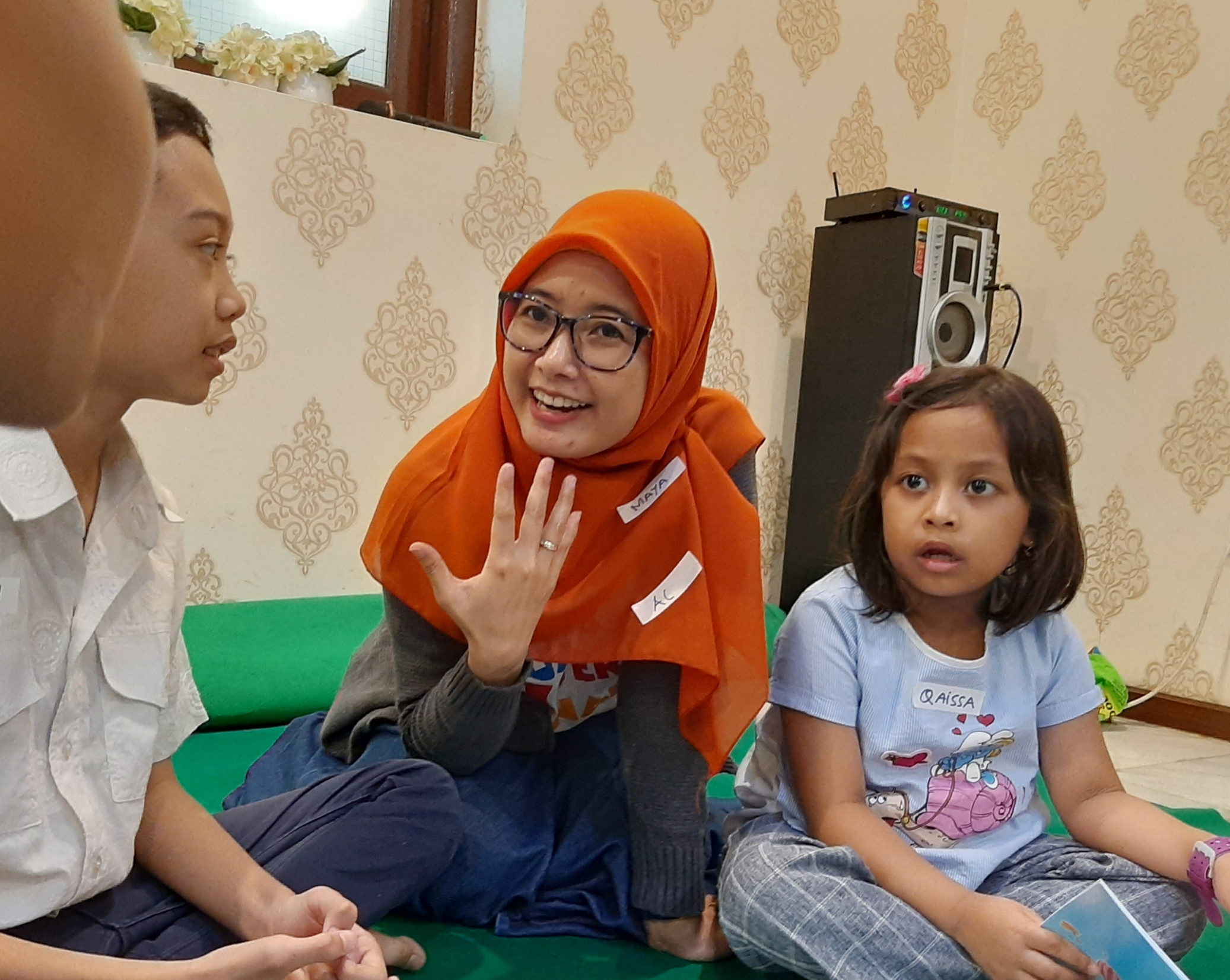 Nindia Nurmayasari saat berada di Club Literasi Anak Surabaya. (Foto: Pita/Ngopibareng.id)