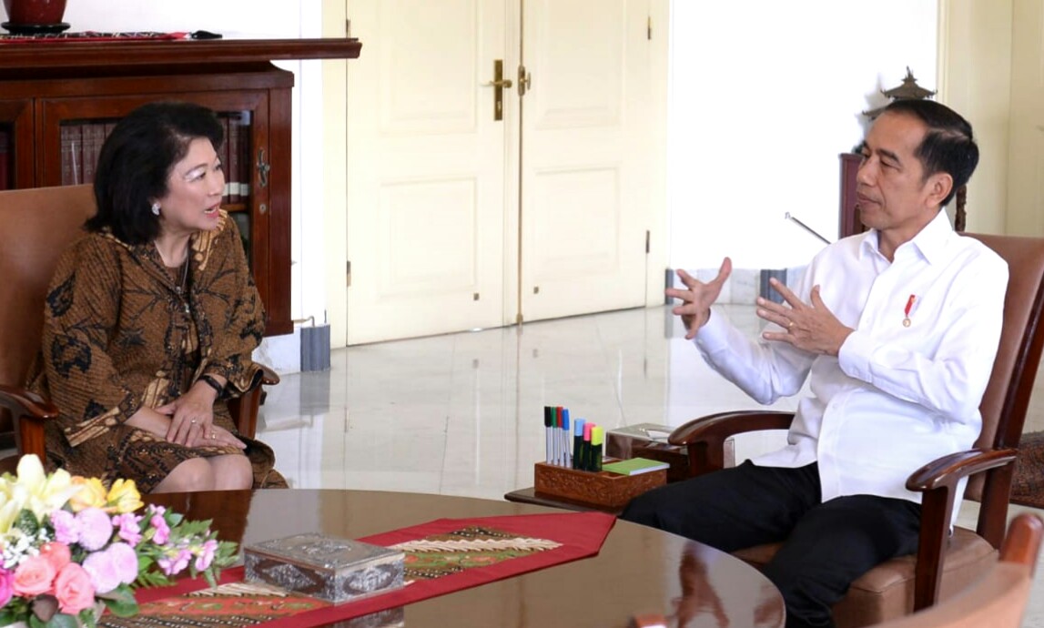 Direktur Pelaksana Bank Duni, Marie Elka Pangestu bertemu Presiden Jokowi di Istana Bogor, Selasa 11 Februari 2020. (Foto: BPMI Setpres)