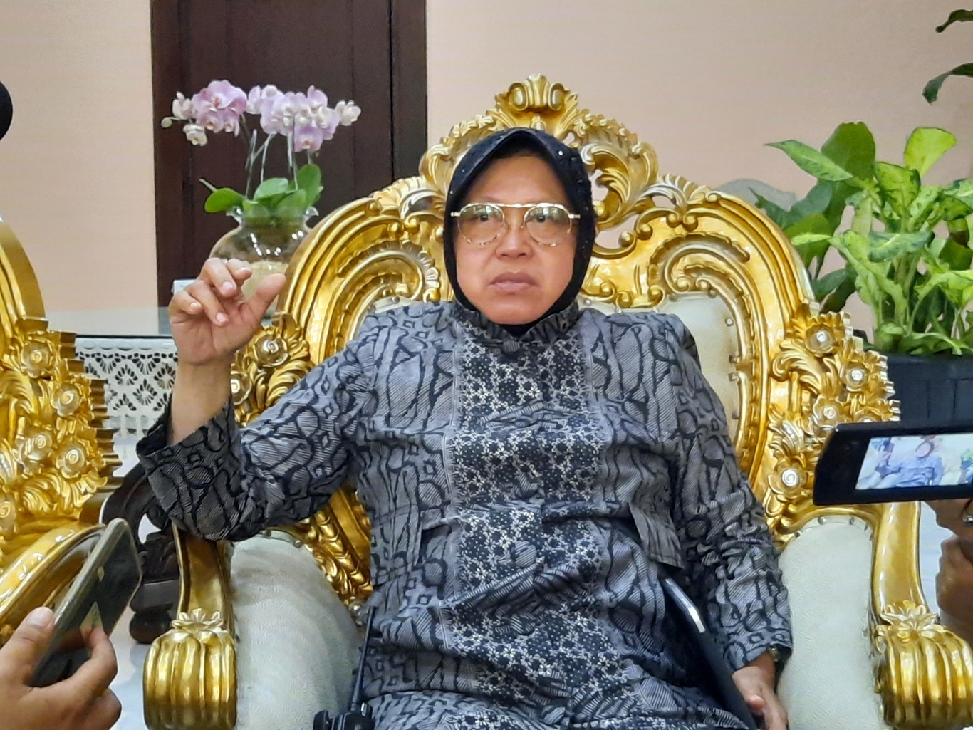 Wali Kota Surabaya Tri Rismaharini saat berada di Rumah Dinas Wali Kota Surabaya. (Foto: Alief/ngopibareng.id)