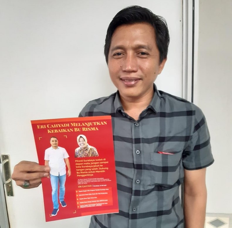 Wakil Ketua Fraksi PKB DPRD Kota Surabaya Mahfudz bin Syamsyudin memegang pamflet Eri Cahyadi. (Foto: Dokumentasi Pribadi)