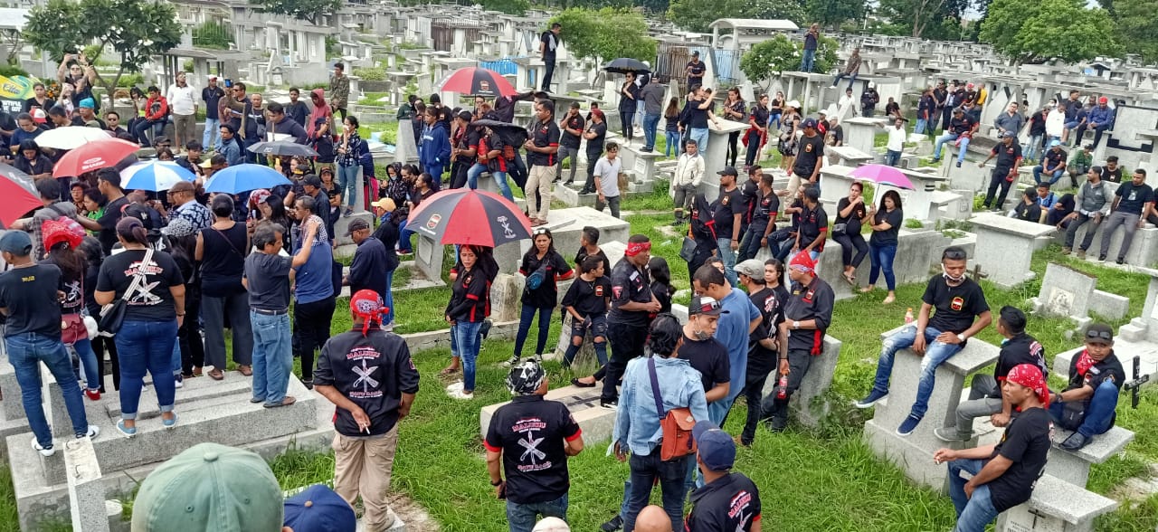 Para pelayat dipemakaman Glen Poetiray di TPU Kembang Kuning, Surabaya, Selasa 11 Februari 2020. (Foto: Andhi/ngopibareng.id)