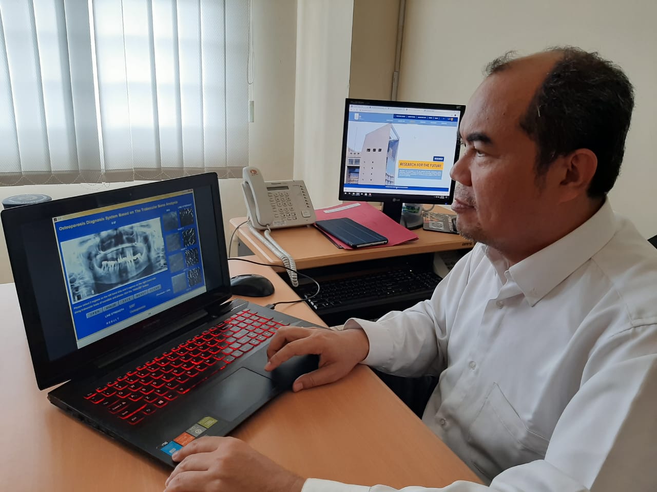 Prof Dr Agus Zainal Arifin SKom MKom saat memperkenalkan teknologi kesehatan artifisial. (Foto: istimewa)