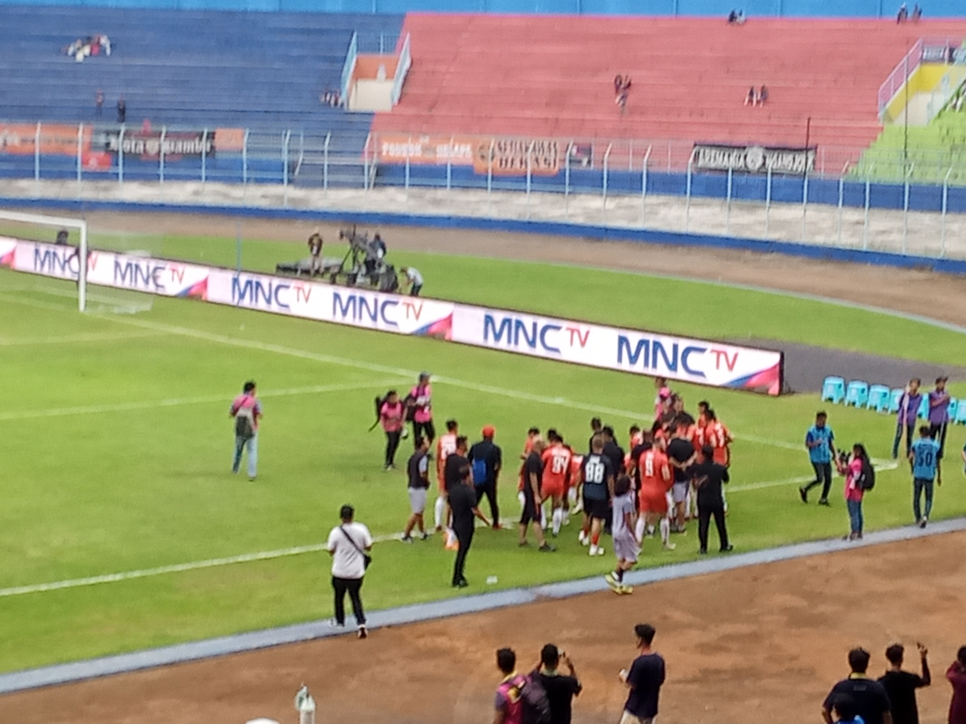Tim Persija Jakarta saat merayakan kemenangan atas Persela Lamongan (Foto:Theo/ngopibareng.id)