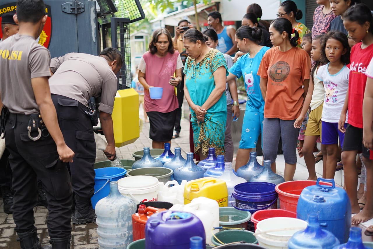 Meriam air (water cannon) pun digunakan untuk mendistribusikan air ke rumah warga. (Foto: Ikhsan/ngopibareng.id)