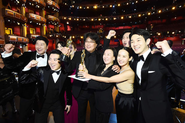 Sutradara Bong Joon Ho (tengah) bersama para pemain dan kru film Parasite di panggung Oscar 2020. (Foto: Getty Image)