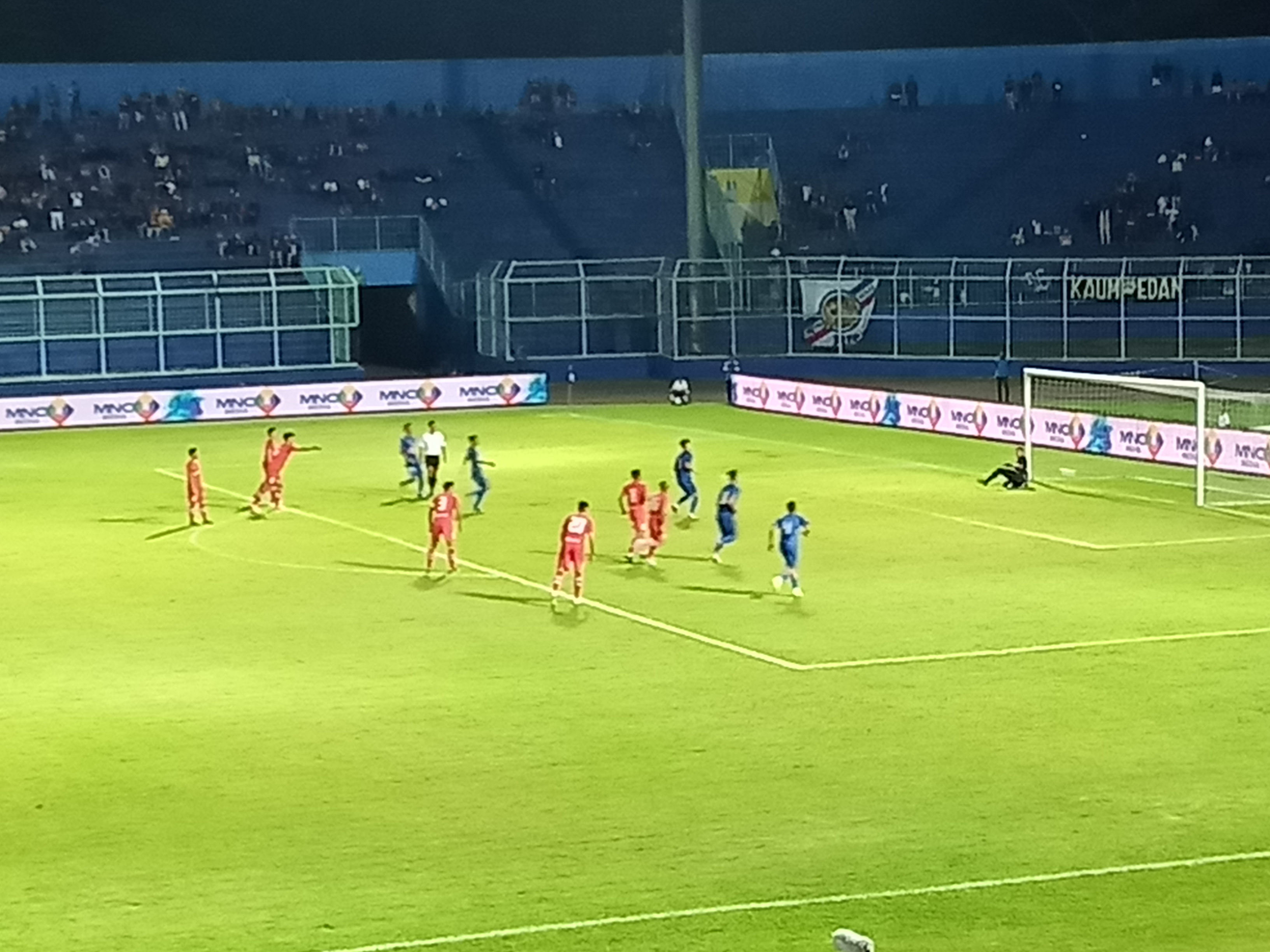 Gol Arema FC dari tendangan penalti saat menjamu Sabah FA di Piala Gubernur Jatim (Foto:Theo/ngopibareng.id)