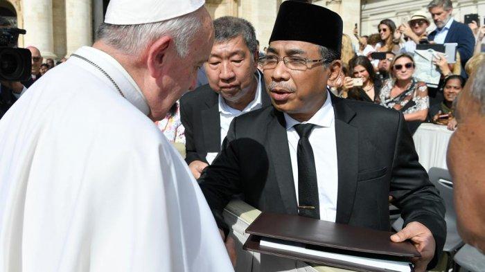 Katib Aam PBNU KH Yahya C. Staquf ketika bertemu Paus Fransiskus di Vatikan. (Foto: Istiemewa)