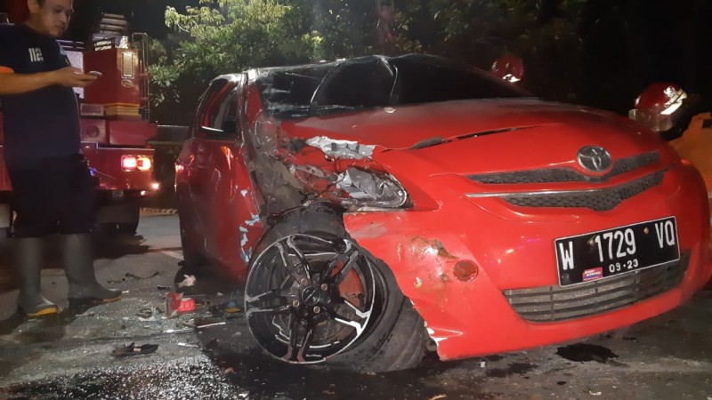 Kondisi mobil terbalik di Ahmad Yani Surabaya. (Foto: dok. Ngopibareng.id)