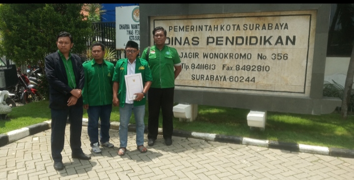 Sejumlah pengurus Ansor Surabaya datangi Dinas Pendidikan Surabaya untuk meminta menarik buku ajar yang sudutkan NU. (Foto: Andhi/ngopibareng.id)