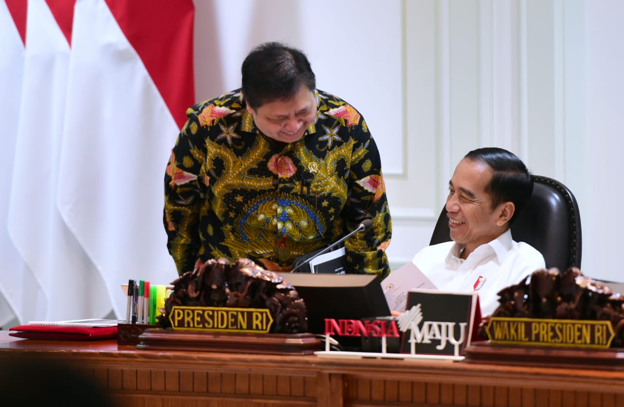 Presiden Jokowi bersama Menko Perekonomian Airlangga Hartarto pada Ratas di Kantor Presiden Rabu 12 Februari 2020. (Foto: BPMI Setpres)
