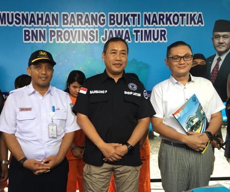 Brigjen Pol Bambang Priambada (tengah) saat jumpa pers bersama jajaran direksi PT KAI. (Foto: Andhi/ngopibareng.id)