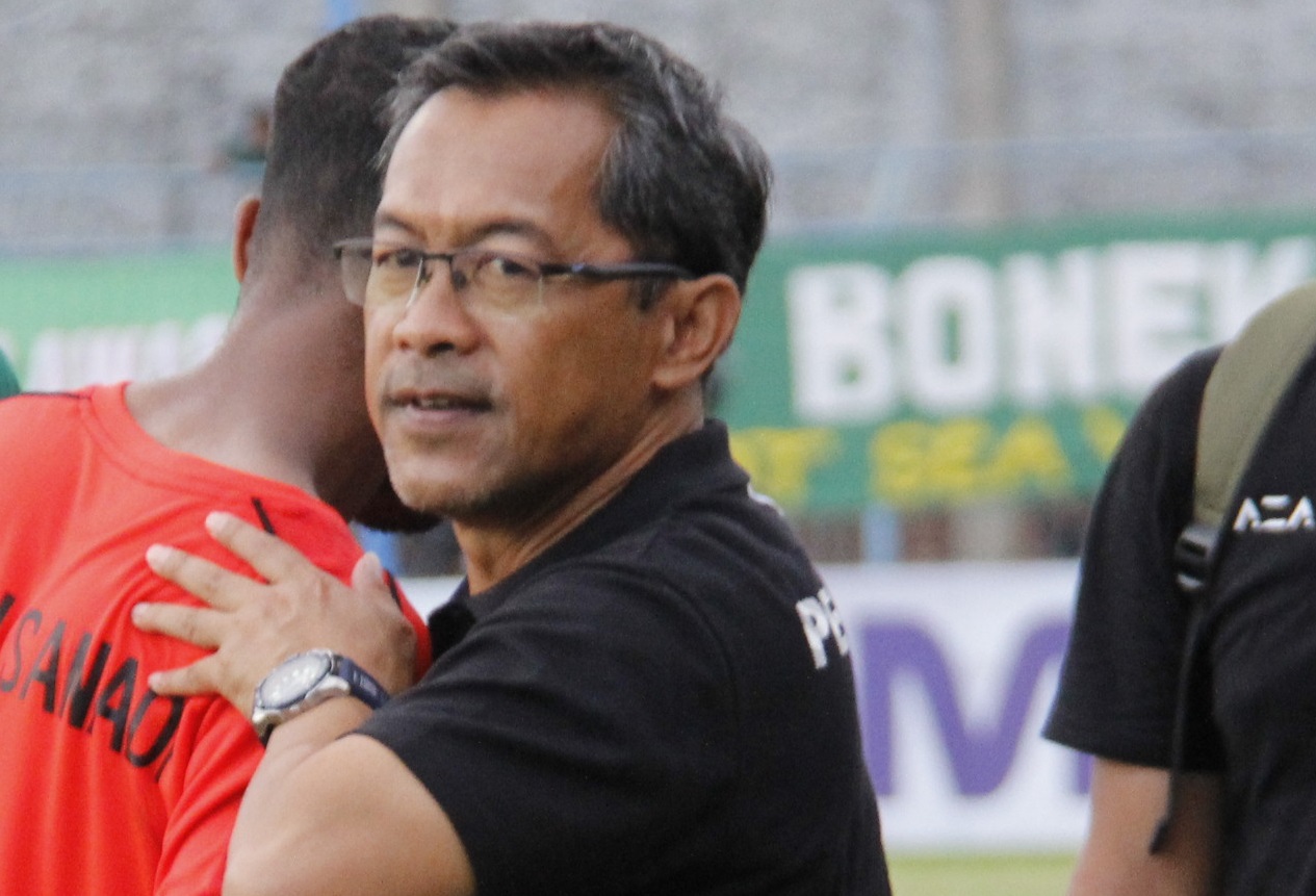 Aji Santoso tak mau menyalahkan Konate atas kegagalan eksekusi penalti yang ia lakukan. (Foto: Faris/Ngopibareng.id)