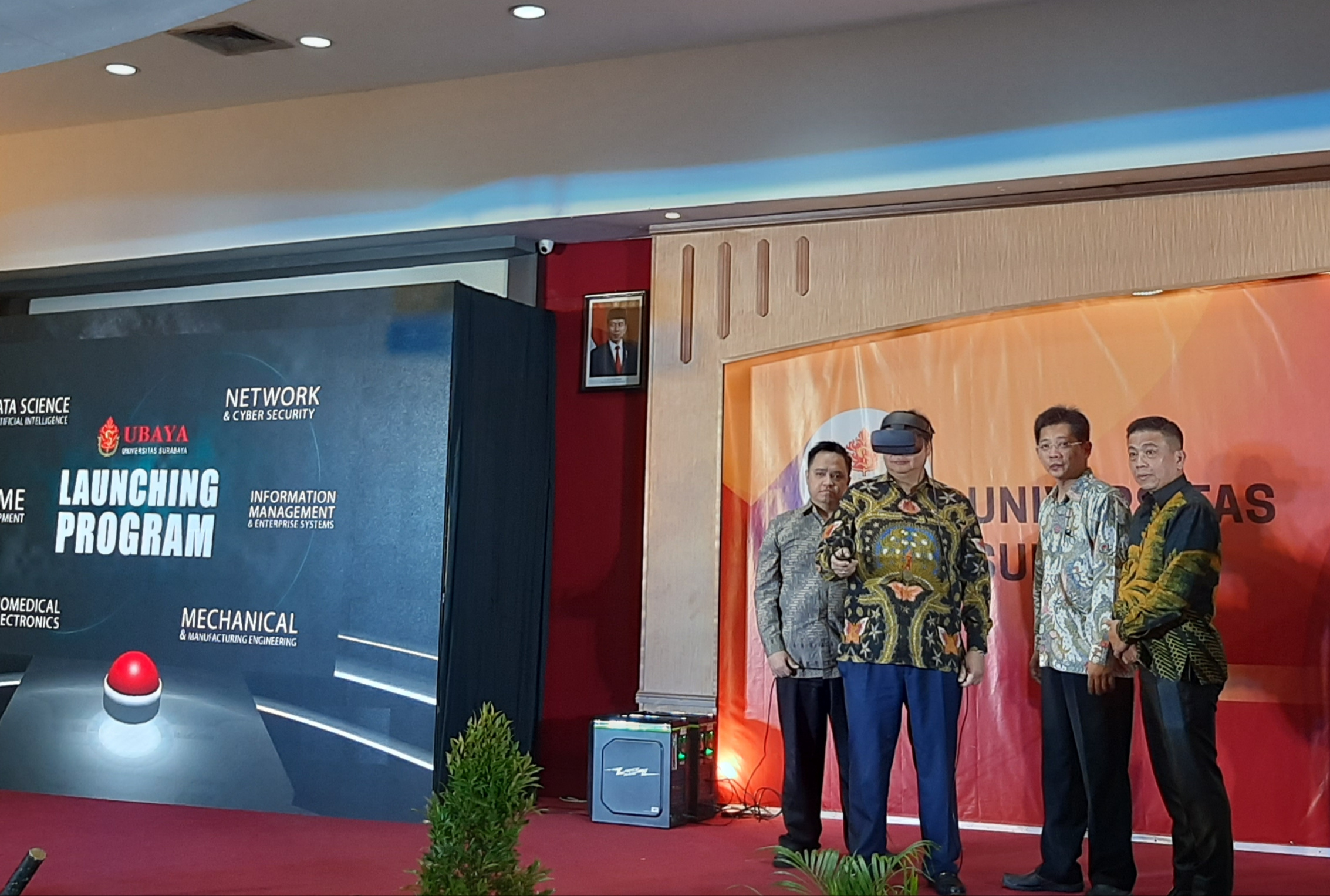 Menteri Koordinator Perekonomian Indonesia Dr. Ir. Airlangga Hartarto saat meresmikan jurusan baru di Ubaya. (Foto: Pita/Ngopibareng.id)