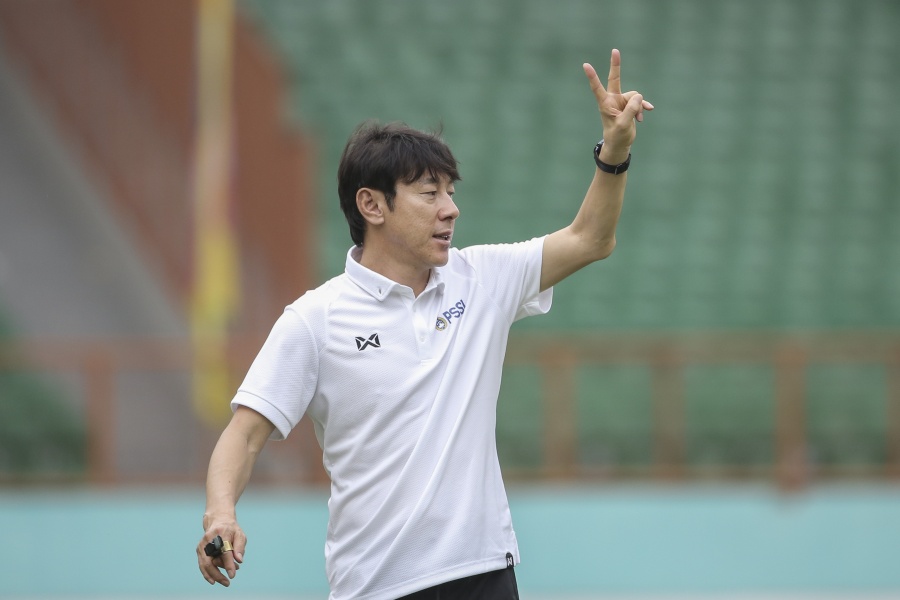 Shin Tae Yong menyempatkan diri memantau pemain yang bertanding di Grup B Piala Gubernur Jatim di Stadion Gelora Bangkalan, Madura, Rabu 12 Februari 2020. (Foto: pssi.org) 