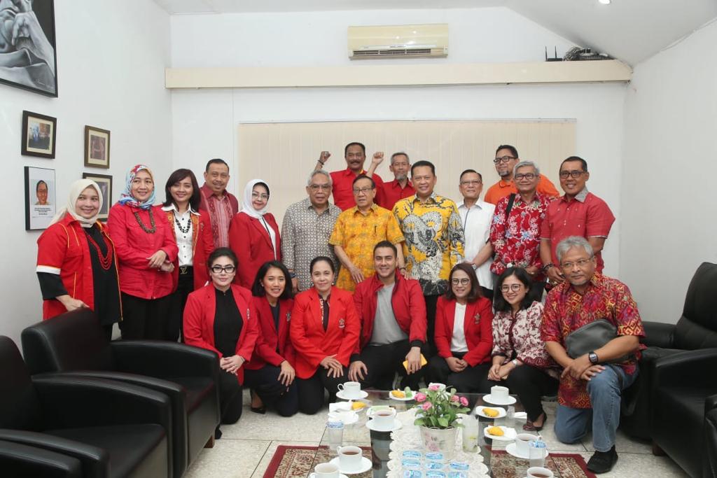 Ketua MPR RI Bambang Soesatyo  bersilsteahmi pada sesepuh Golkar, Akbar Tanjung di Jakarta Kamis 13 Februari 2020. (Foto: Asmanu/ngopibareng.id)