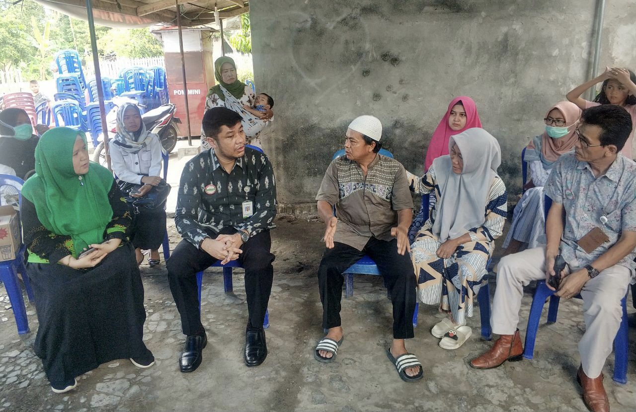 Petugas BPJS Bandar Lampung saat mengunjungi keluarga pasien. (Foto: Dok/BPJS Kesehatan)
