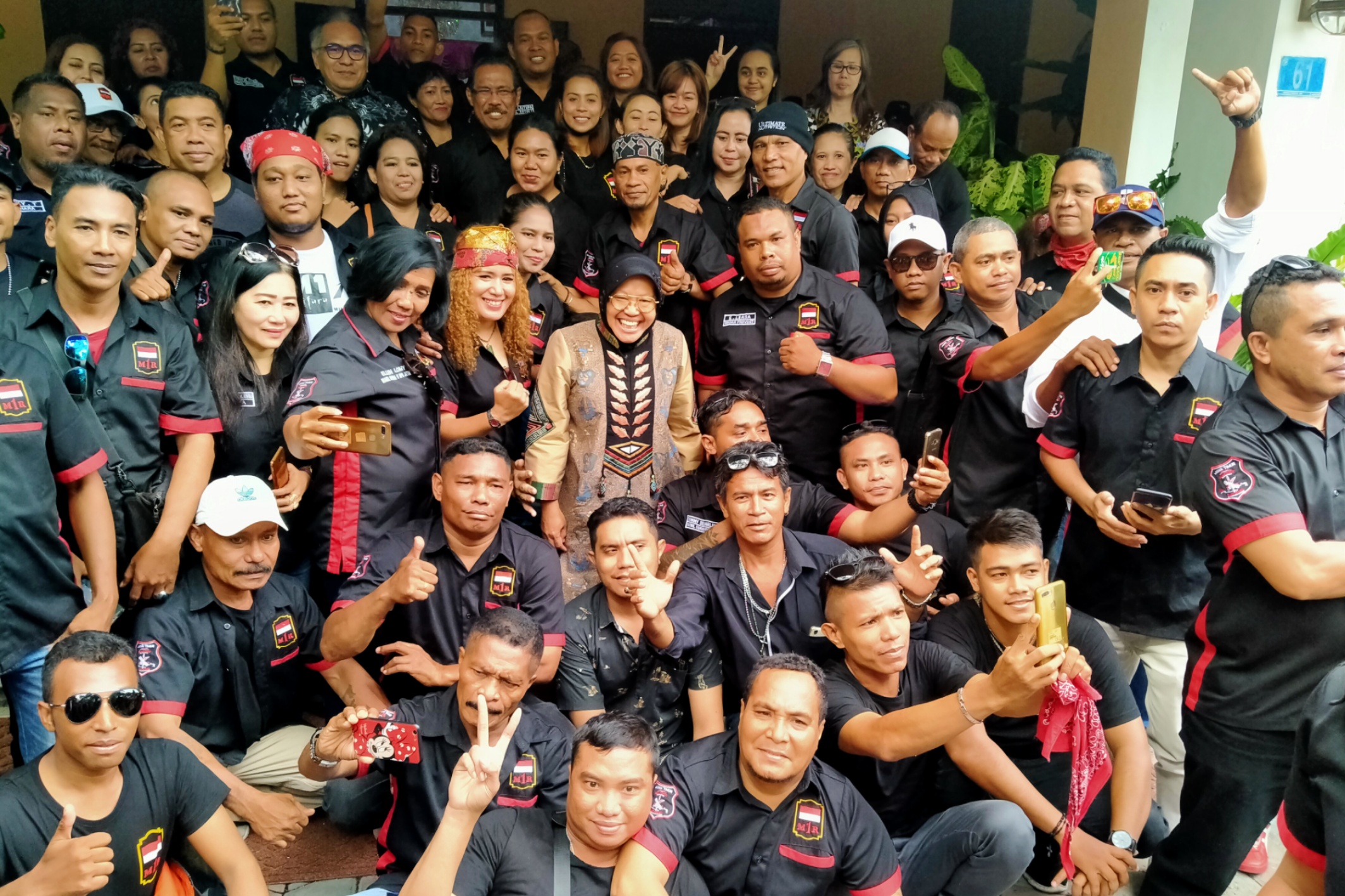 Wali Kota Surabaya, Tri Rismaharini (tengah) berfoto dengan kelompok Maluku Satu Rasa (M1R) di Rumah Dinas Wali Kota Surabaya, Jalan Sedap Malam, pada Kamis 13 Februari 2020. (Foto: Fariz/Ngopibareng.id)