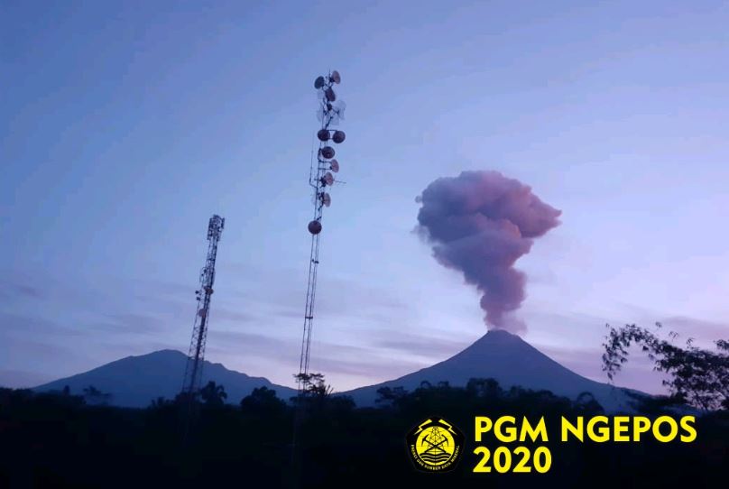 Erupsi Merapi. Gunung Merapi menyemburkan gas dan abu vulkanik, pada Kamis, 13 Februari 2020, pagi. (Foto: tangkapan layar dari twitter/ngopibareng.id)