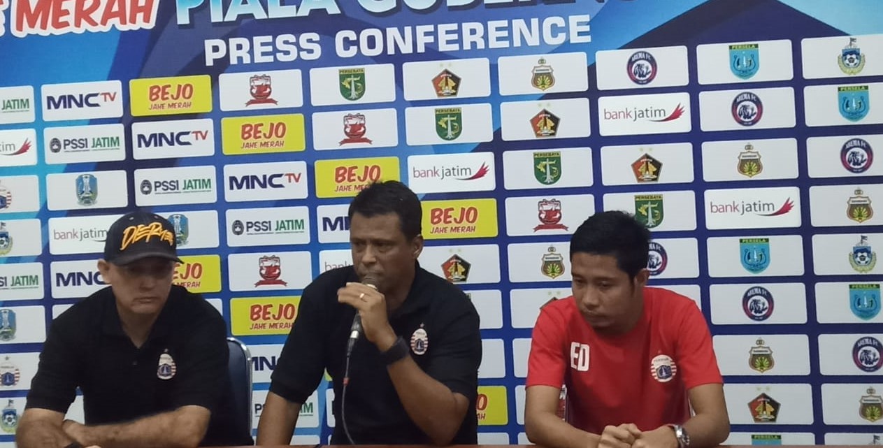 Pelatih Persija Jakarta, Sergio Faras (tengah) dan Pemain Persija Jakarta, Evan Dimas (kanan) saat sesi jumpa pers di Stadion Kanjuruhan, Malang (Foto: Theo/ngopibareng.id)