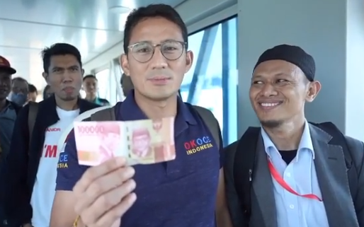 Sandiaga Uno memperlihatkan uang kompensasi Rp 100.000 dari maskapai Garuda Indonesia. (Foto: Instagram @sandiuno)