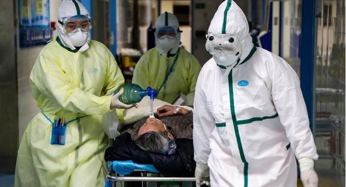 Petugas medis membawa pasien virus corona. Guru Besar UINSA menawarkan metode ruqyah untuk menyembuhkan virus corona. (Foto:dw.com) 