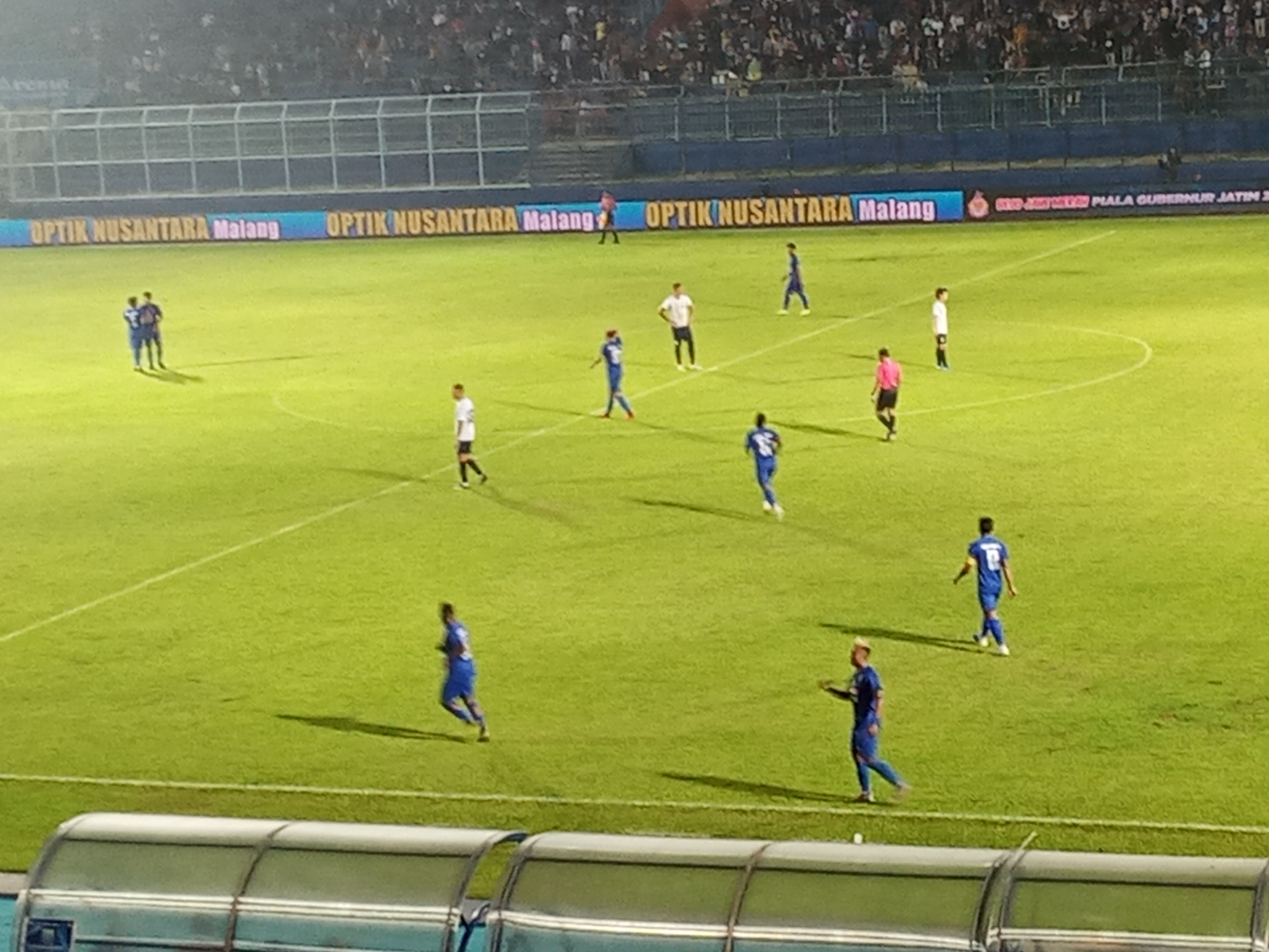 Pemain Arema FC, Kushedo Hari Yudo saat selebrasi usai mencetak gol pertama untuk Arema FC (Foto: Theo/ngopibareng.id)