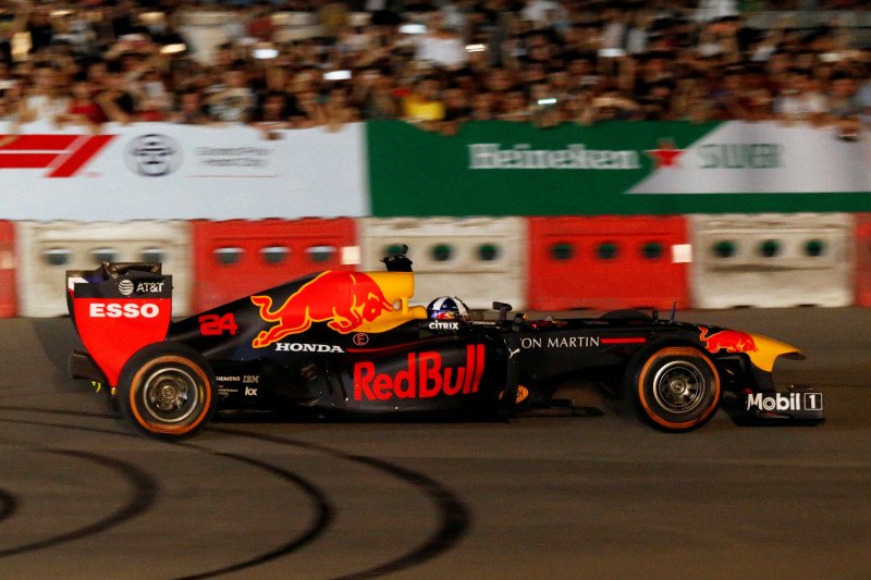 Pebalap Red Bull David Coulthard mencoba sirkuit GP Vietnam saat pembukaannya pada 20 April 2019 di Sirkuit Hanoi, Vietnam. (Foto: Reuters/Antara)