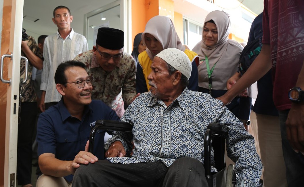Direktur Utama BPJS Kesehatan, Fachmi Idris saat mengunjungi pelayanan kesehatan di Rumah Sakit Umum Daerah (RSUD) Cut Nyak Dhien di Meulaboh, Kabupaten Aceh Barat. (Foto: Humas/BPJS)