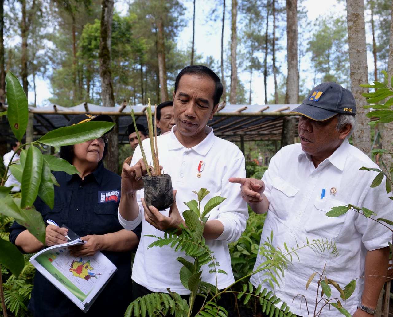 Presiden Joko Widodo (Jokowi) menam pohon untuk menghijaukan kawasan Taman Gunung Merapi, Magelang, Jumat 14 Februari 2020. (Foto: BPMI Setpres)
