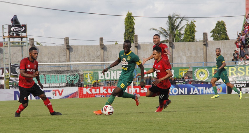 Makan Konate mencetak dua gol ke gawang Madura United di babak kedua. (Foto: Faris Yarbo/Ngopibareng.id)