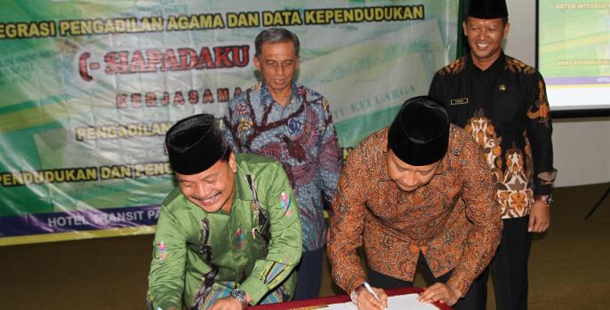 Launcing program Siapadaku ditandai dengan penandatangan kesepakatan Bupati dengan Ketua Pengadilan Agama Kabupaten Pasuruan. (Foto: Dok Humas) 