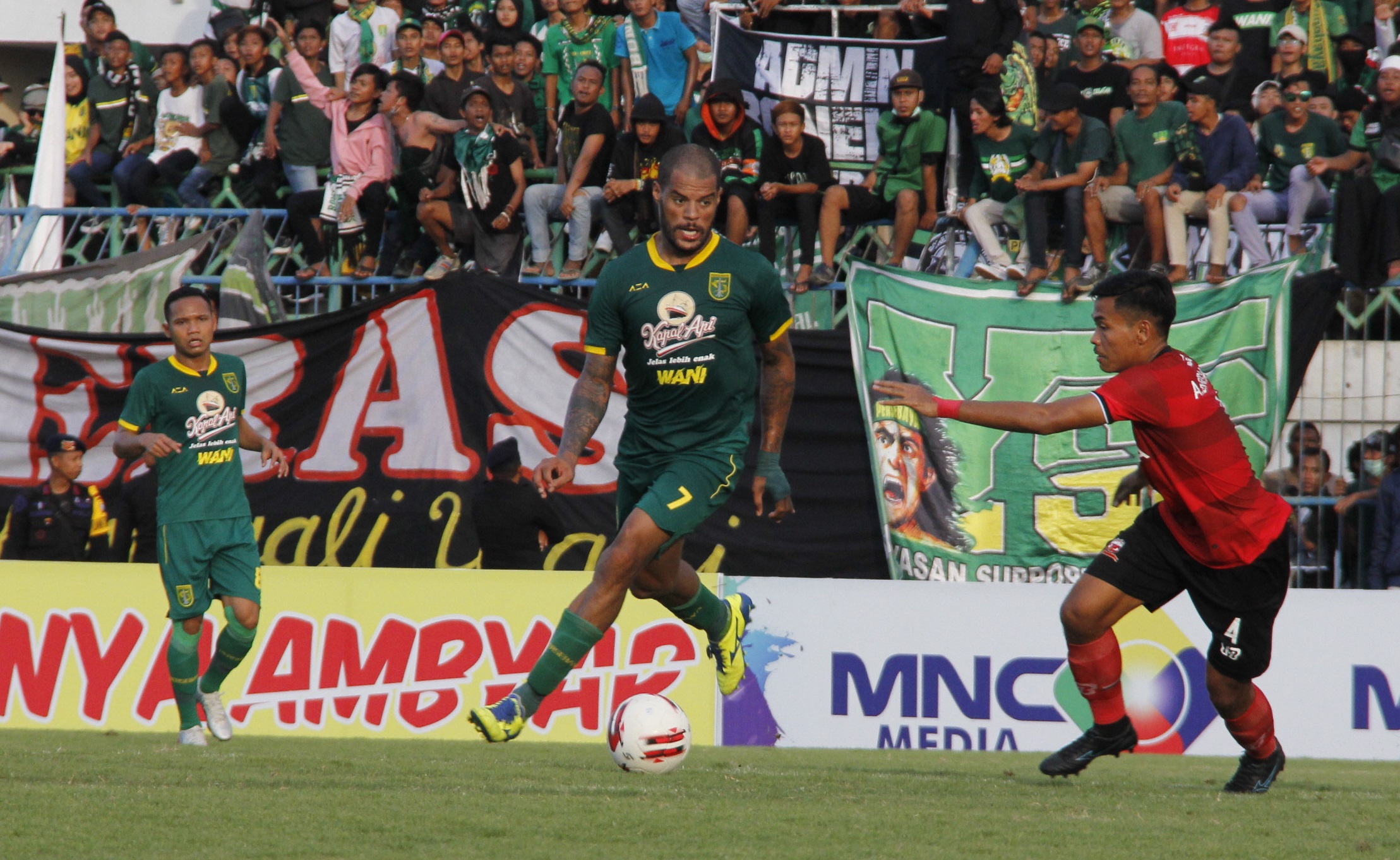 David da Silva mencetak satu gol saat Persebaya menang 4-2 atas Madura United. (Foto: Fariz Yarbo/Ngopibareng.id)