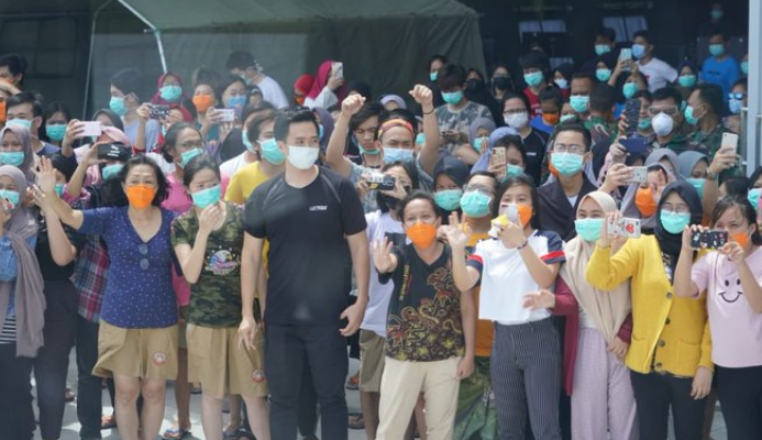 Kebahagiaan para peserta observasi di Natuna, Kepulauan Riau, segera berkumpul keluarga di kampung halaman masing-masing. (Foto: Dok. Kemenkes)