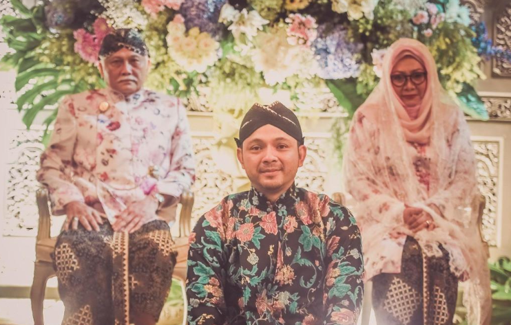 Danny Bimo Hendro Utomo alias Danny Rukmana didampingi kedua orangtuanya, Siti Hardijanti Rukmana alias Mbak Tutut dan Indra Rukmana. (Foto: Instagram @robbyray_yohannesbridal)