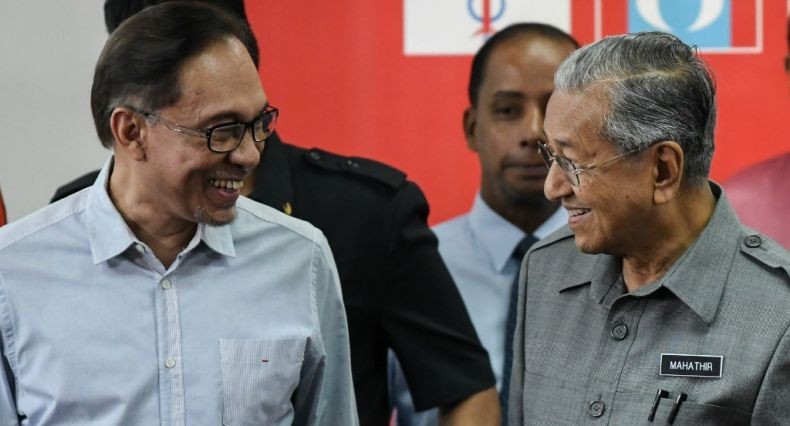 Perdana Menteri Malaysia Mahathir Mohamad (kanan) bersama Presiden Partai Keadilan Rakyat (PKR) Anwar Ibrahim. (Foto: The Star)