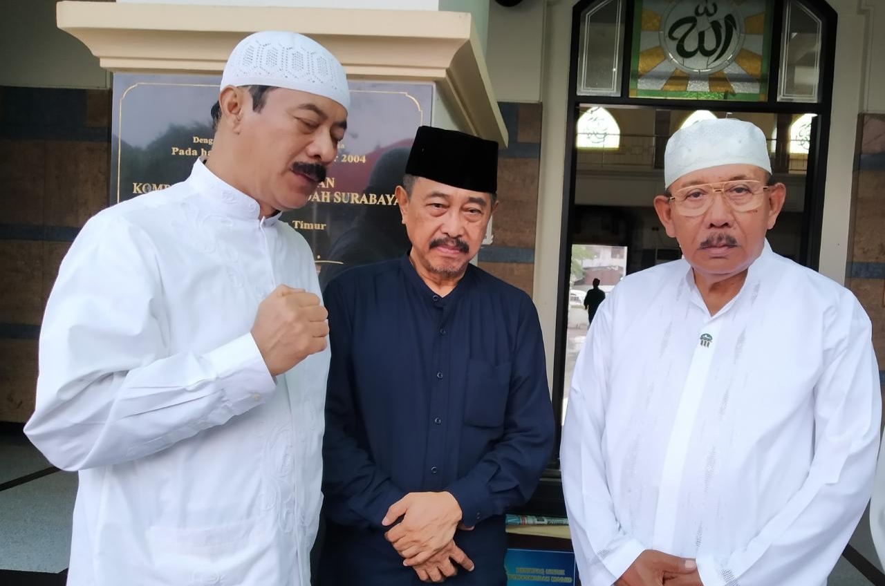 Dari kiri Fattah Jasin, Achmad Iskandar dan Imam Utomo, mantan Gubernur Jawa Timur. (Foto:Istimewa)