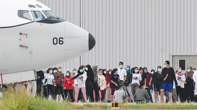Para WNI usai dievakuasi dari Wuhan, China, saat mengikuti proses karantina di Natuna, Kepulauan Riau, selama 14 hari. (Foto: Istimewa)