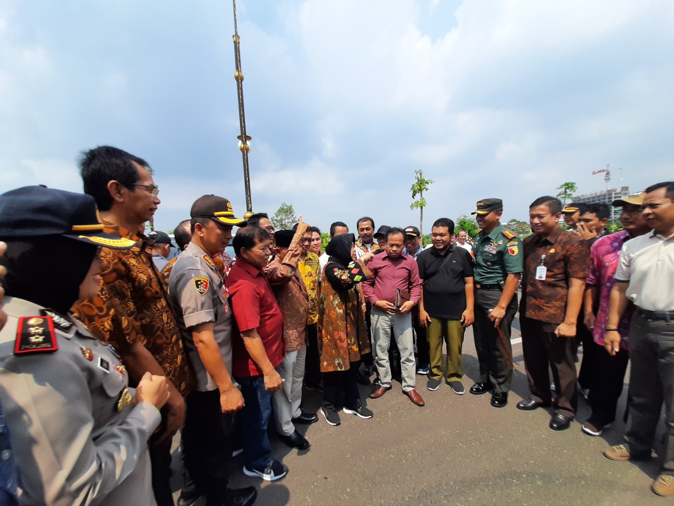 Wali Kota Surabaya Tri Rismaharini saat meresmikan Jalan MERR IIC. (Foto: Alief Sambogo/ngopibareng.id)