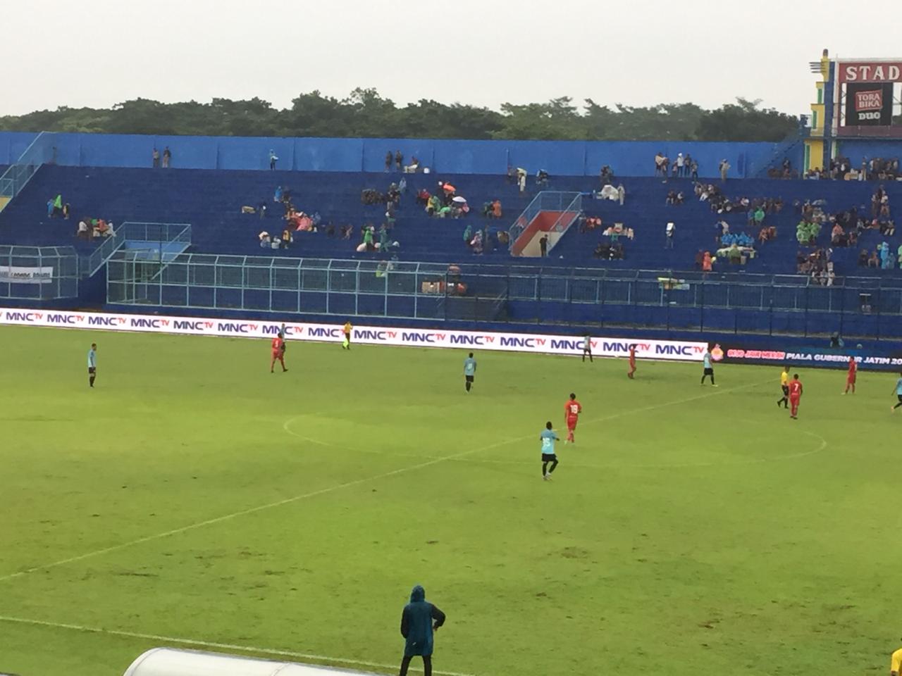 Jalannya laga Persela Lamongan vs Sabah FA di Stadion Kanjuruhan, Malang. (Foto: Lalu Theo Ariawan/Ngopibareng.id)