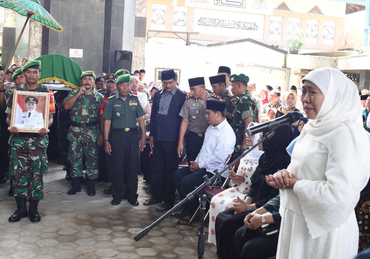 Gubernur Jatim menangis saat melepas jenazah Wakil Wali Kota Kediri, Lilik Muhibbah di peristirahatan terakhir. (Foto: istimewa)