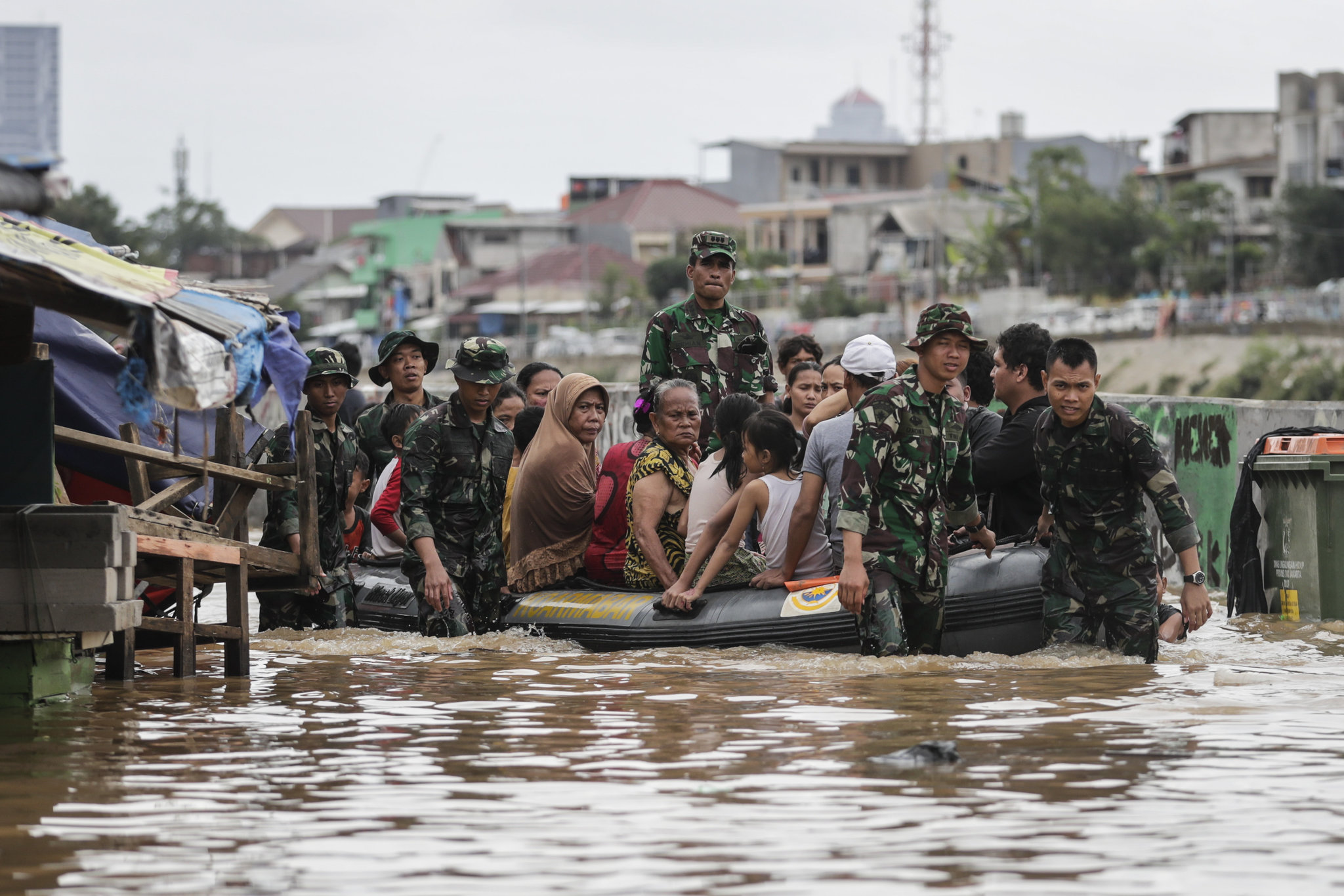 Banjir. Saat hujan dan banjir banyak penyakit mengintai. (Foto: nytimes.com)
