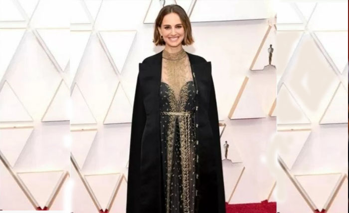 Natalie Portman dengan jubahnya saat datang ke perhelatan Oscar beberapa waktu lalu. (Foto:AFP)