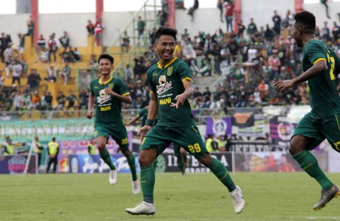 Pemain Persebaya, Hambali Tholib melakukan selebrasi usai mencetak gol ke gawang Persik di Stadion Gelora Bangkalan, Senin 10 Januari 2020. (Foto: Fariz Yarbo/Ngopibareng.id)